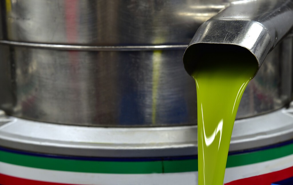 qué es el aceite de oliva sin filtrar o aceite en rama, cuáles son sus ventajas (y sus inconvenientes) y cómo usarlo en la cocina