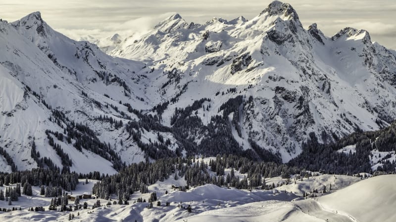 tragédie v alpách: turistka se zřítila z výšky 180 metrů. našli ji mrtvou v korytě potoka