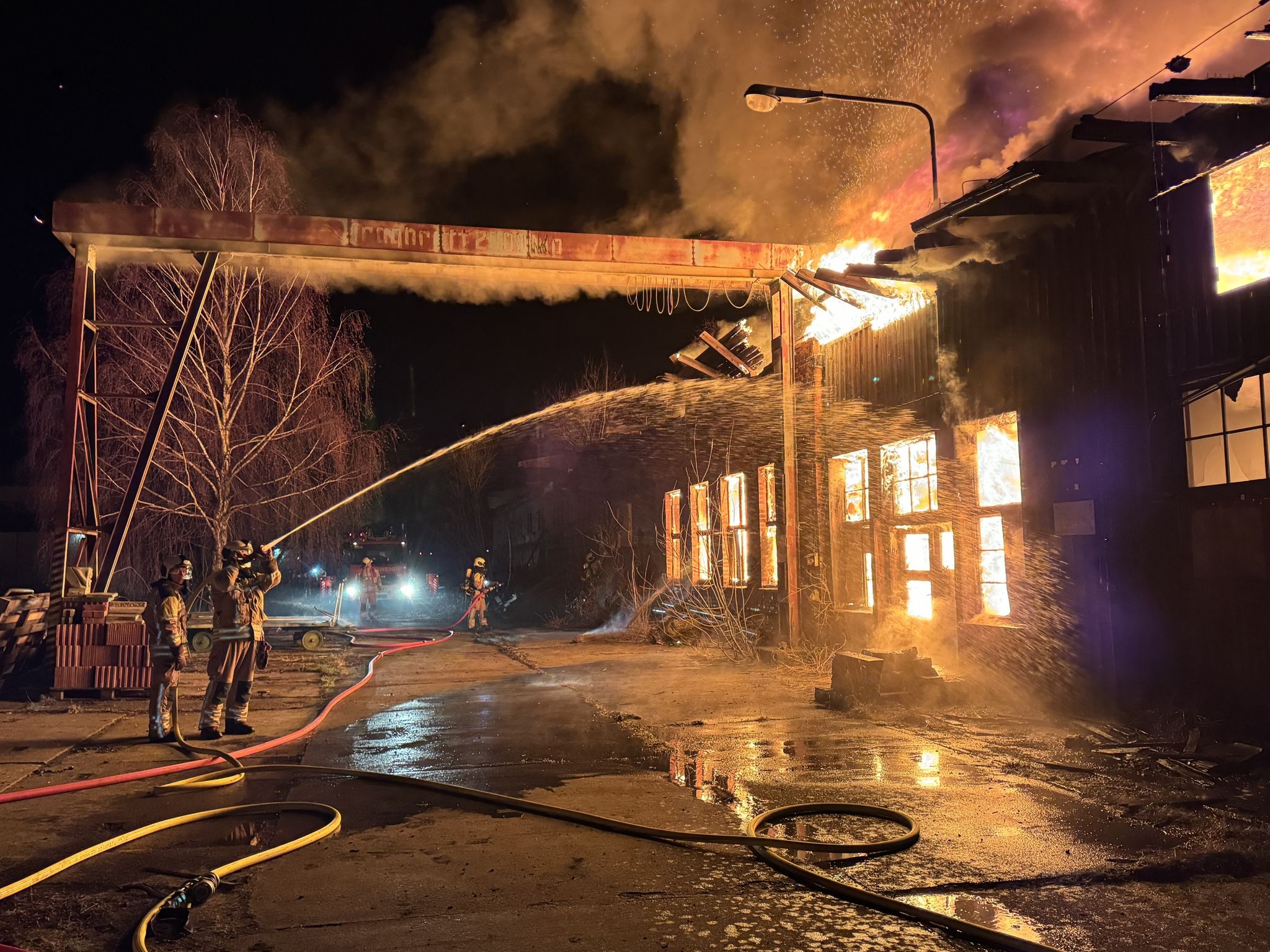 Feuerwehr Muss Großbrand Auf Industriebrache Löschen