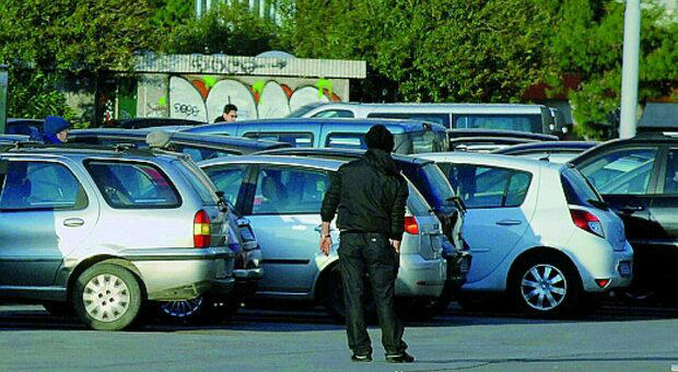 Napoli Parcheggiatore Abusivo Chiede Soldi Al Carabiniere A Piazza Garibaldi Arrestato 1058