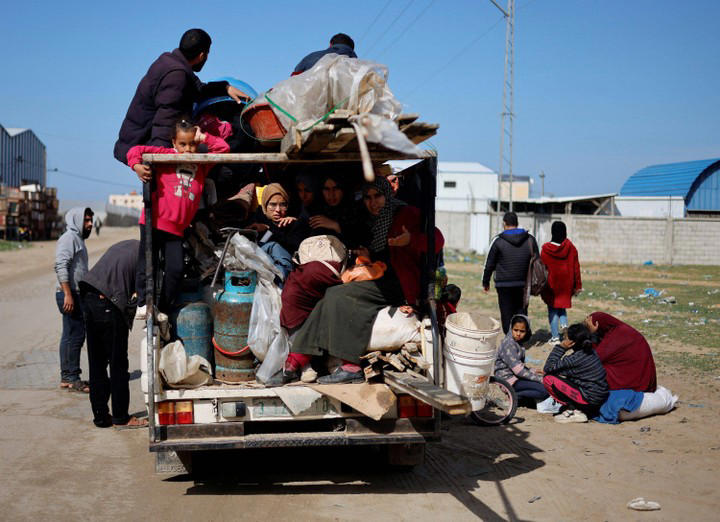Warga Palestina tiba di Rafah setelah mereka dievakuasi dari rumah sakit Nasser di Khan Younis akibat operasi darat Israel di Jalur Gaza selatan pada 15 Februari 2024. Foto: Mohammed Salem/Reuters
