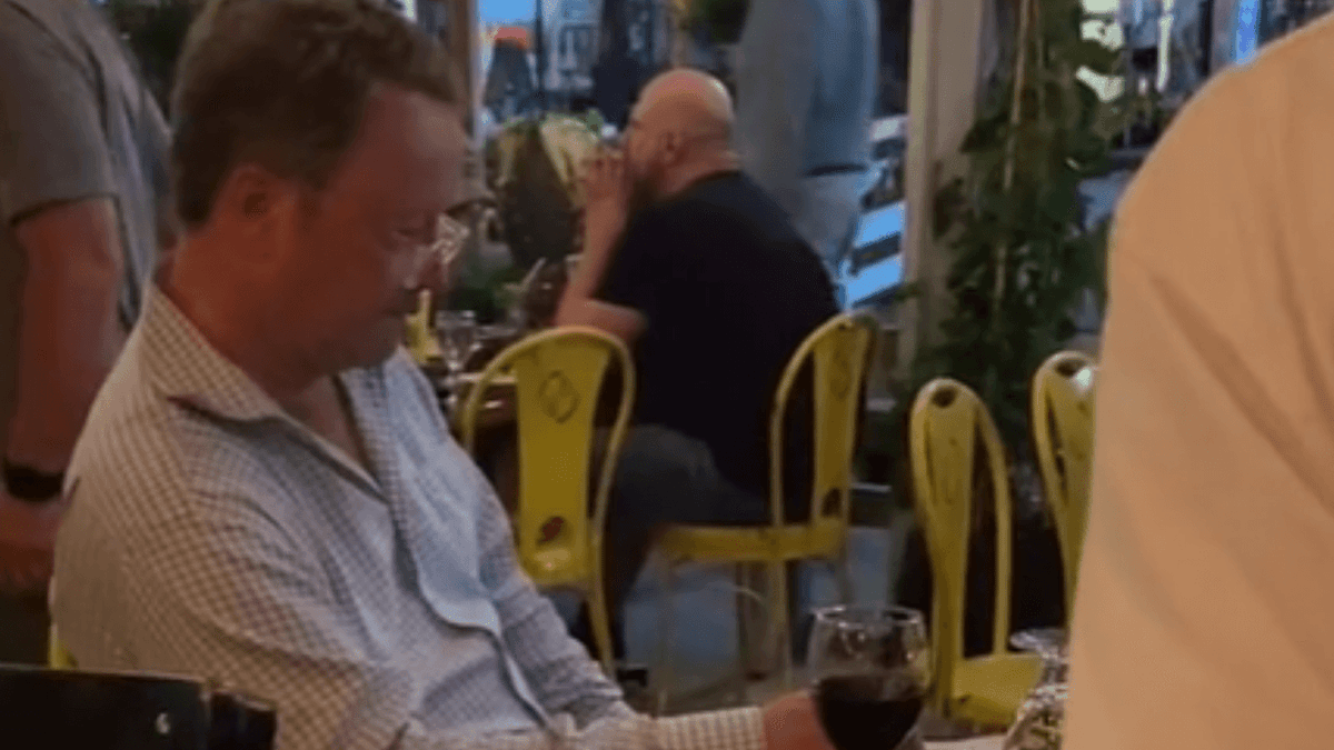 iedereen in het restaurant is verbluft als ze zien wie de eetdate van deze man is (video)