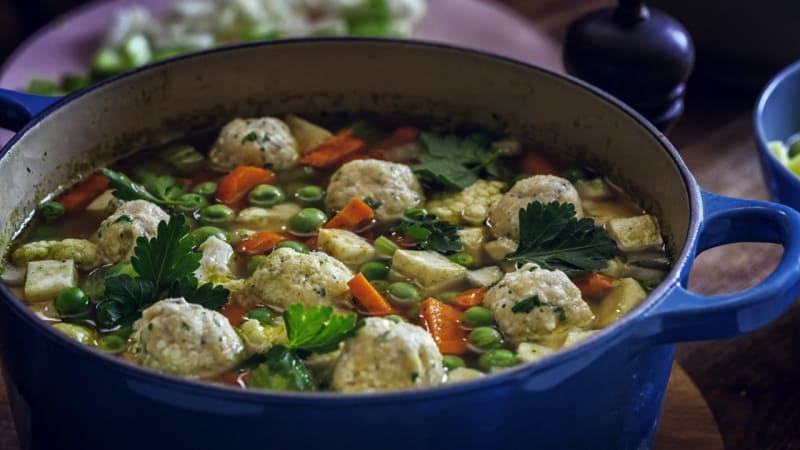 6 nápadů, jak vylepšit oblíbenou polévku. vsaďte na krutony, pesto nebo semínka