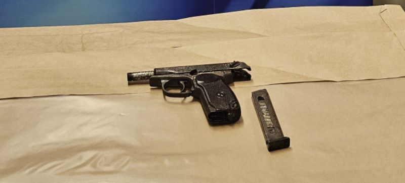 two people arrested after gun seizures, including submachine gun and sawn-off shotgun, in dublin