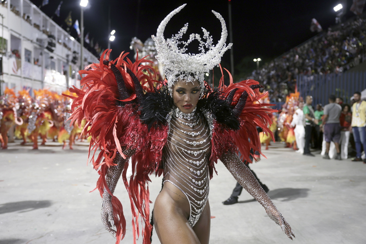 ρίο ντε τζανέιρο: οι μαύρες γυναίκες ήταν το θέμα της σχολής σάμπα που κέρδισε φέτος στο καρναβάλι