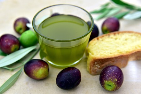 qué es el aceite de oliva sin filtrar o aceite en rama, cuáles son sus ventajas (y sus inconvenientes) y cómo usarlo en la cocina