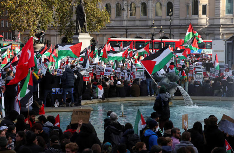 Manifestantes se reúnen en Trafalgar Square mientras protestan en solidaridad con los palestinos de Gaza, en medio del actual conflicto entre Israel y el grupo islamista palestino Hamás, en Londres, Gran Bretaña, el 4 de noviembre de 2023. (photo credit:REUTERS/TOBY MELVILLE)