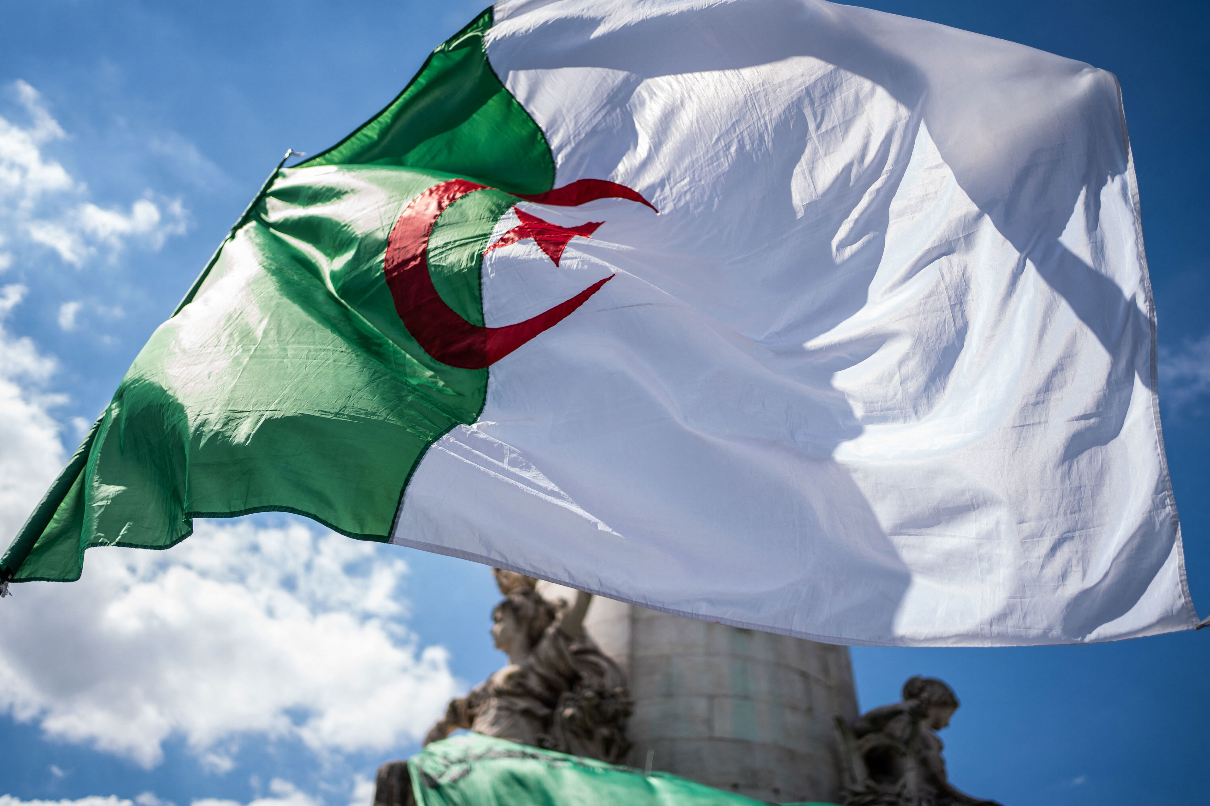 les rassemblements liés à l’algérie interdits ce dimanche à paris