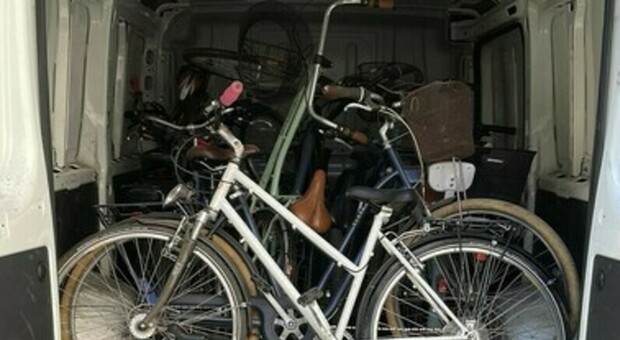 bici e moto rubate trovate in un campo nomadi: «110mila euro di valore totale». erano tutte senza targa