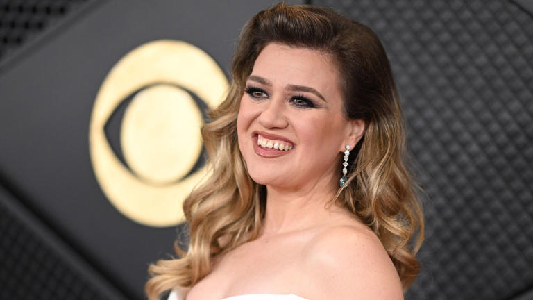 LOS ANGELES, CALIFORNIA - FEBRUARY 04: (FOR EDITORIAL USE ONLY) Kelly Clarkson attends the 66th GRAMMY Awards at Crypto.com Arena on February 04, 2024 in Los Angeles, California. (Photo by Lionel Hahn/Getty Images)
