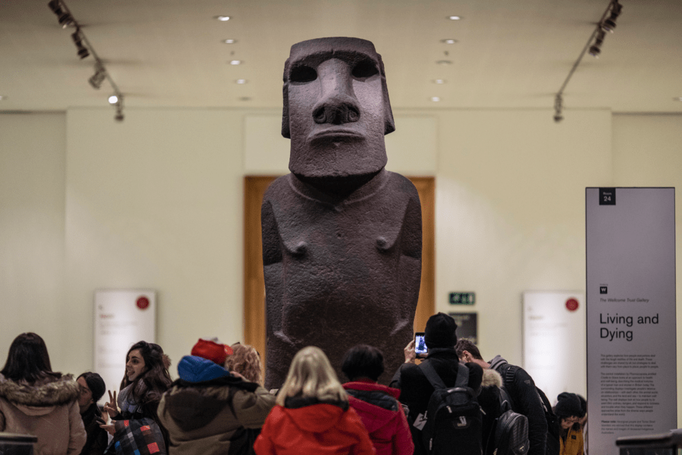 το instagram του βρετανικού μουσείου «πλημμύρισε» αιτήματα για επιστροφή αγάλματος από το νησί του πάσχα