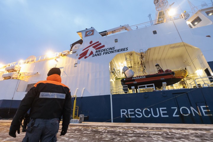 navio dos msf navega com 80 migrantes e dois cadáveres após resgates no mediterrâneo