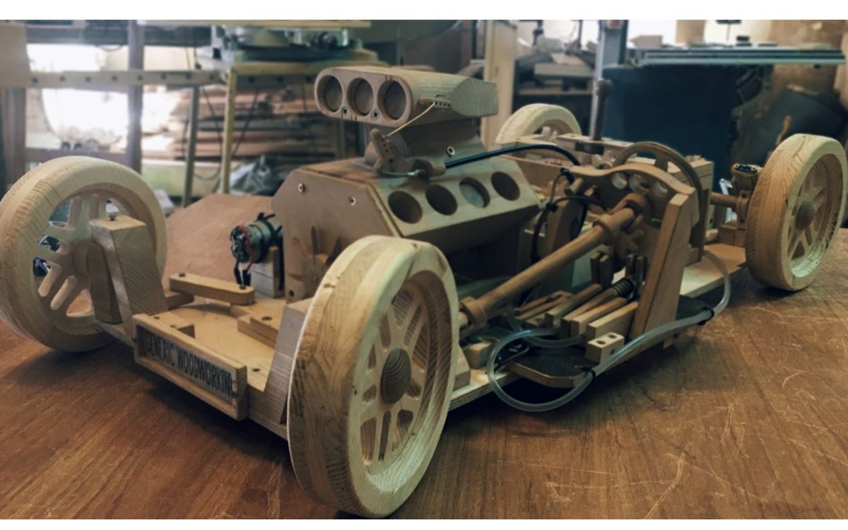 invierte 6 meses y 300 horas en crear un coche con motor v8 de madera para exhibirlo en el salón de su casa