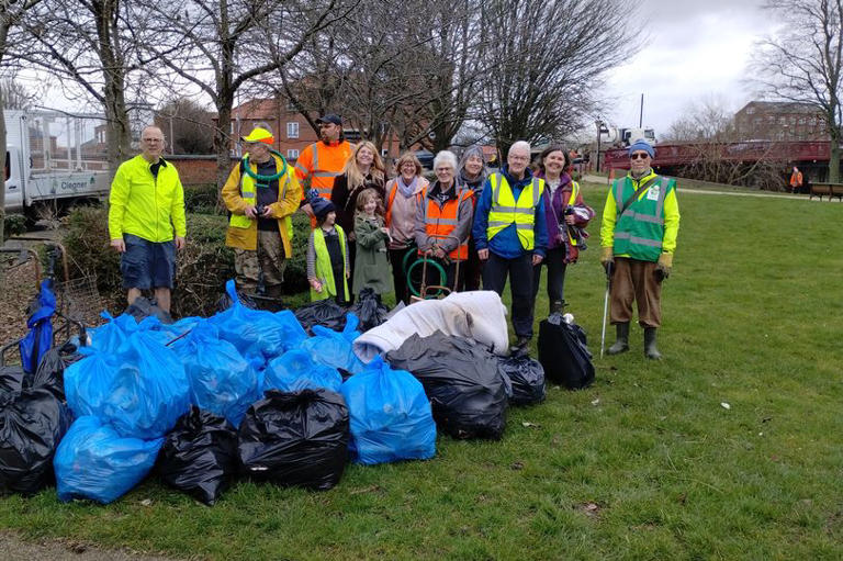 Extinction Rebellion members hold big litterpick in Nottinghamshire