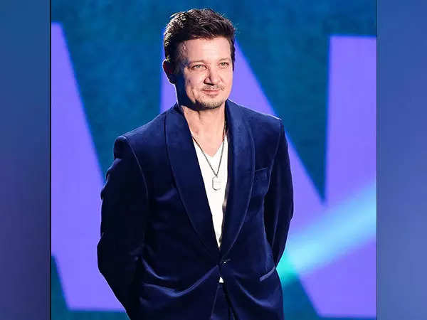 Jeremy Renner Graces Stage Of People S Choice Awards 2024   BB1iuX1I.img