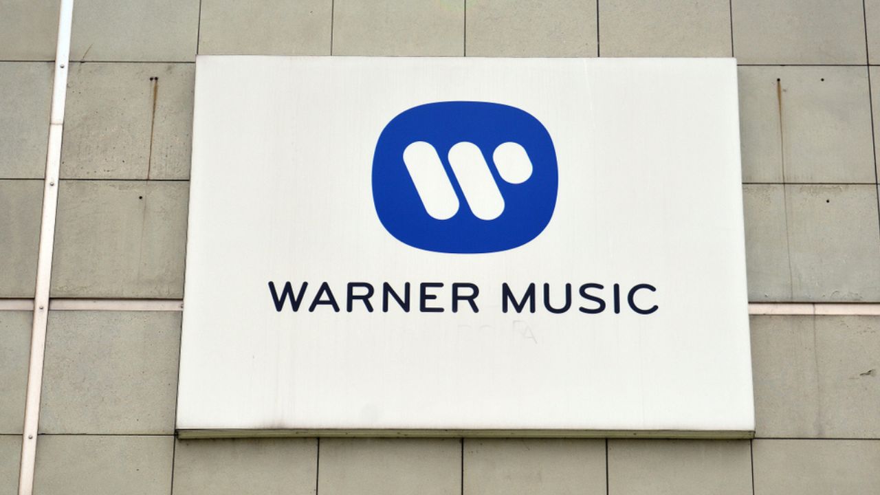 <p>Warner Music has announced a significant reduction in its workforce, with approximately 600 employees, representing around 10% of its total workforce, being laid off. The company stated that these layoffs are part of a larger restructuring initiative designed to generate cost savings, which will be reinvested into music and the company’s growth over the next decade.</p>