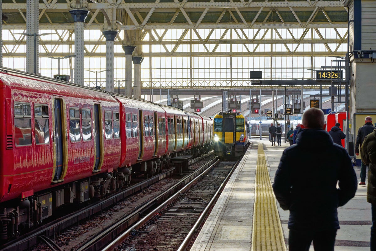 London Travel News LIVE London Waterloo Trains Cancelled As Track   BB1iubat.img