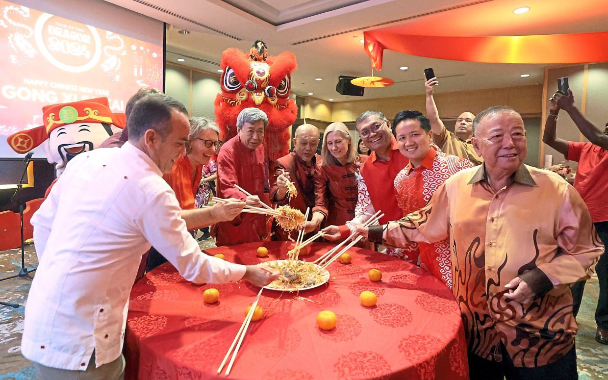 royal family graces cny dinner