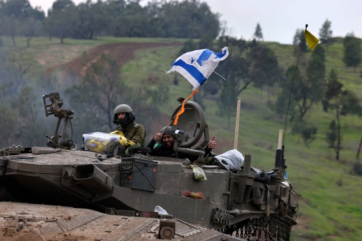 tank israel kepung rafah timur, warga sebut ledakan terus menggelegar