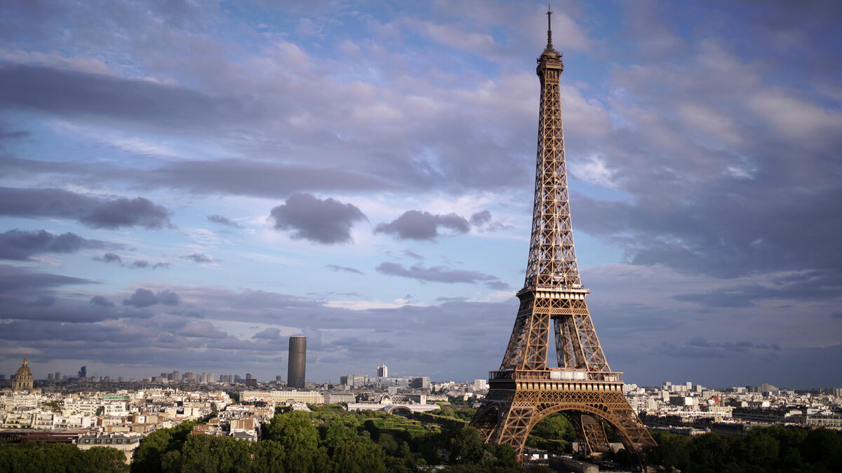 paris : les employés de la tour eiffel entrent en grève ce lundi