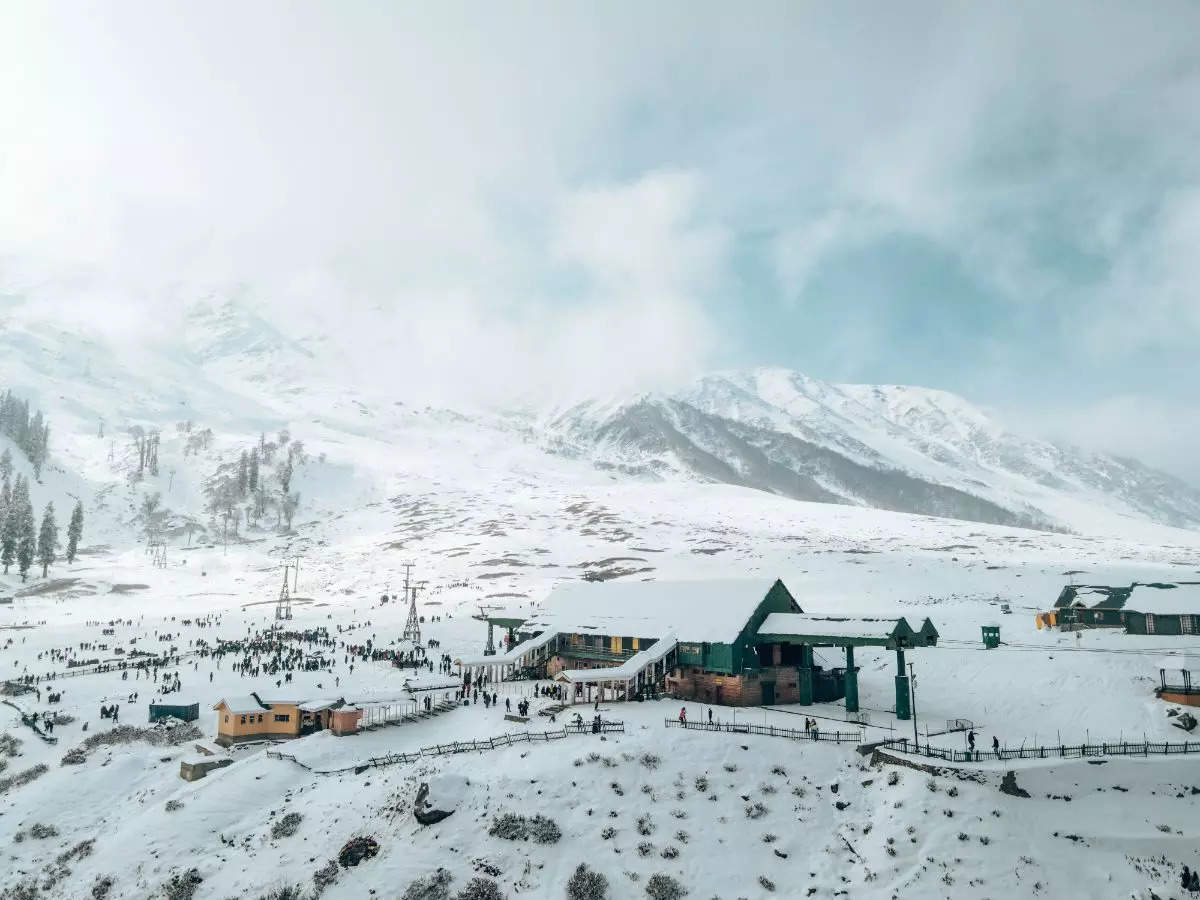 gulmarg in kashmir gets covered in 16 inches snow!
