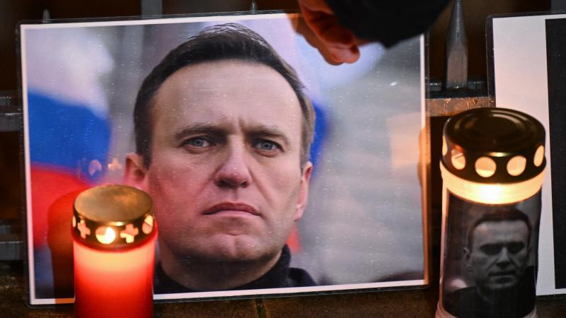 décès de navalny : la russie indique que l’enquête est « en cours » et dénonce des « remarques odieuses »