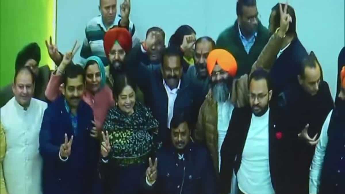 chandigarh mayor polls: sc orders fresh counting of votes, seeks ballots and video recordings