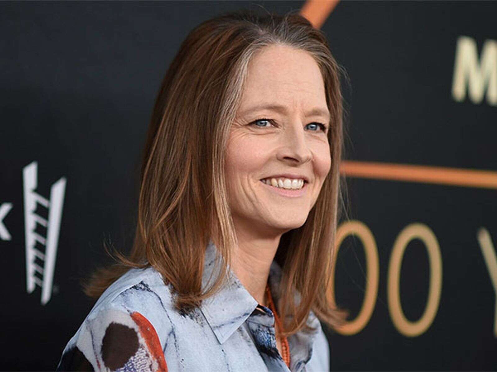 jodie foster recalls scary incident when lion picked her up at the age of nine