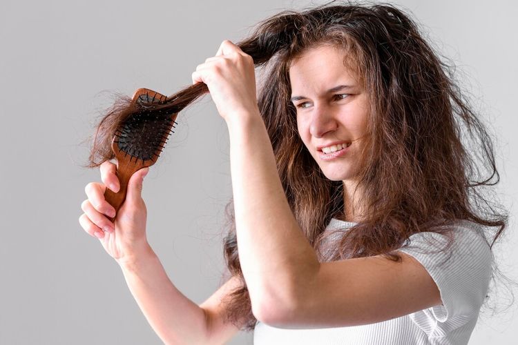 hindari, 5 kebiasaan yang bisa merusak rambut