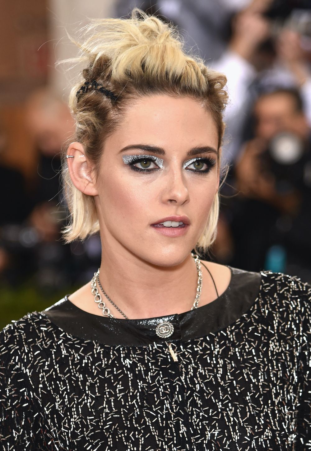 <p>                     Kristen Stewart knows how to work a grungey make-up look and her ensemble for the 2016 Met Gala was no exception. Her smudgy liner was paired with geometric silver eyeshadow were a real statement, making for a truly standout creation.                   </p>