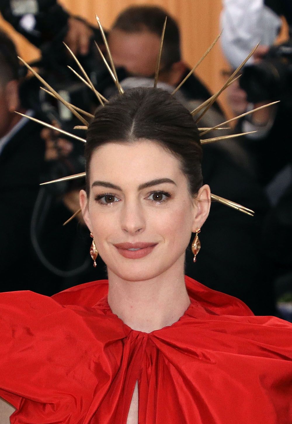 <p>                     For the 2018 Met Gala red carpet, Anne Hathaway opted for quite classic make-up to go with her statement hair accessory with one twist – a pop of shimmery and glittery eyeshadow in the middle of the lower lash line to really accentuate her eyes.                   </p>