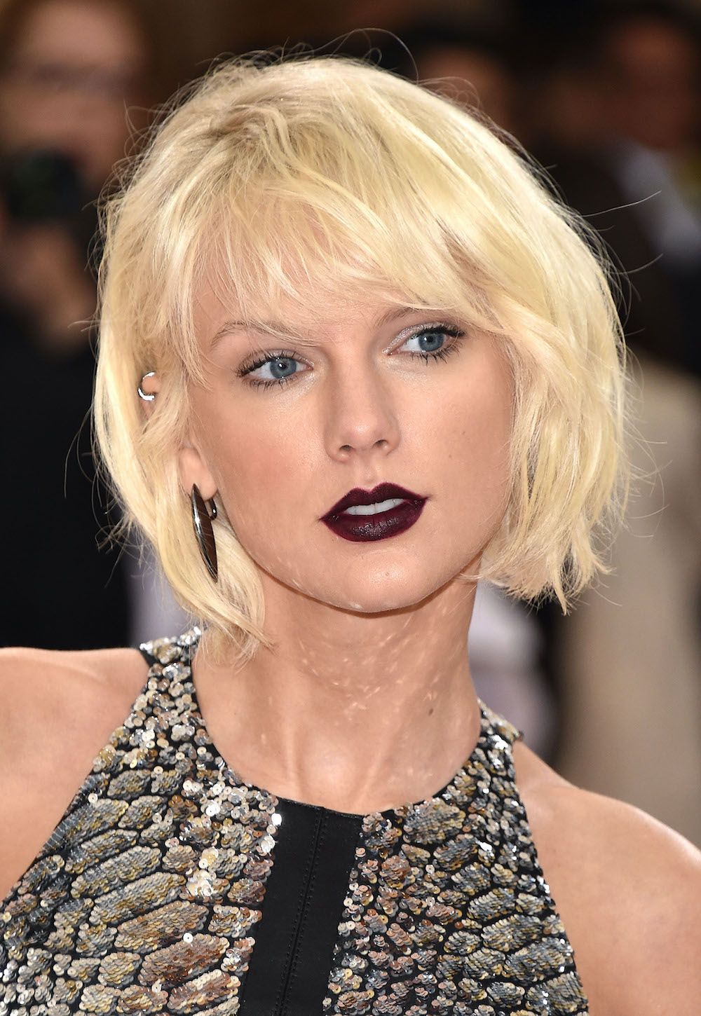 <p>                     This make-up look seen on Taylor Swift at the 2016 Met Gala was an incredibly striking one thanks to the ultra dark rouge noir lip. For maximum impact, the rest of her look was quite pared back with subtle sparkles on the eyes and just a little mascara.                   </p>