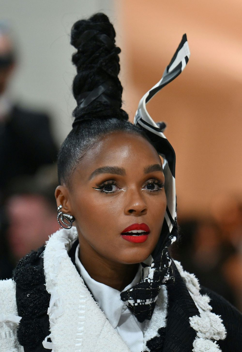 <p>                     Dual liner in a classic black and white pairing is an eye-catching look, further enhanced when paired with a bold red lip, seen on Janelle Monáe at the 2023 Met Gala—the theme of which was "Karl Lagerfeld: A Line of Beauty".                   </p>