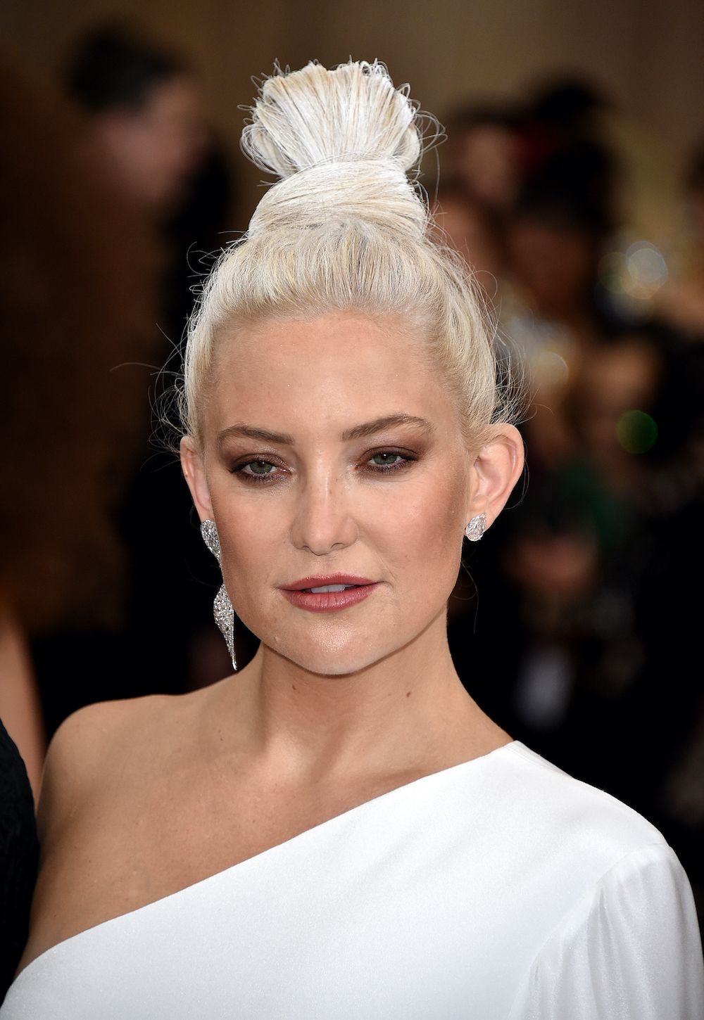 <p>                     A brown smokey eye still packs intensity and makes for a really classic make-up look that's a great choice for an evening event – much like this look that Kate Hudson wore to the 2017 gala, "Rei Kawakubo/Comme des Garcons: Art Of The In-Between".                   </p>