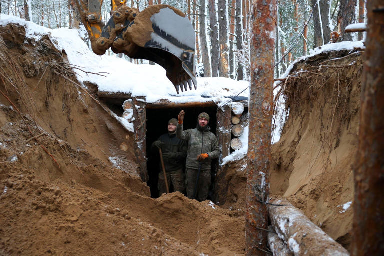 epa11150063 Soldiers of the Ukrainian National Guard's 'Khartia' Brigade during the construction of military trenches, at a position in the Kupiansk-Lyman area, eastern Ukraine, 10 February 2024 (issued 13 February 2024), amid the Russian invasion. Russian troops entered Ukrainian territory on 24 February 2022, starting a conflict that has provoked destruction and a humanitarian crisis. EPA/ANTONIO COTRIM
