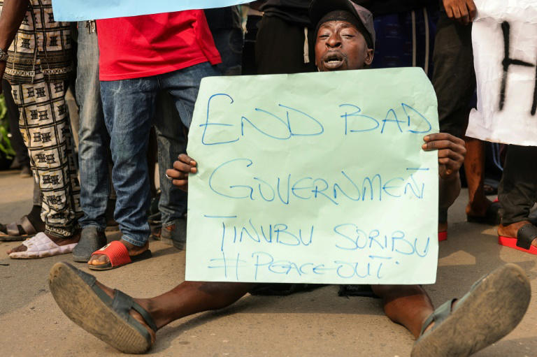Un manifestant descendu dans la rue pour dénoncer la hausse du coût de la vie, à Ibadan, au Nigeria, le 19 février 2024