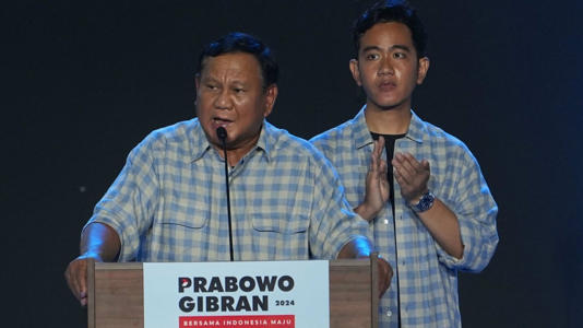 2024年2月14日に行われたインドネシア大統領選で、早々に勝利宣言をしたプラボウォ・スビアント国防相（左）と副大統領候補のギブラン氏。ギブラン氏はジョコ大統領の息子（写真・2024 Bloomberg Finance LP）