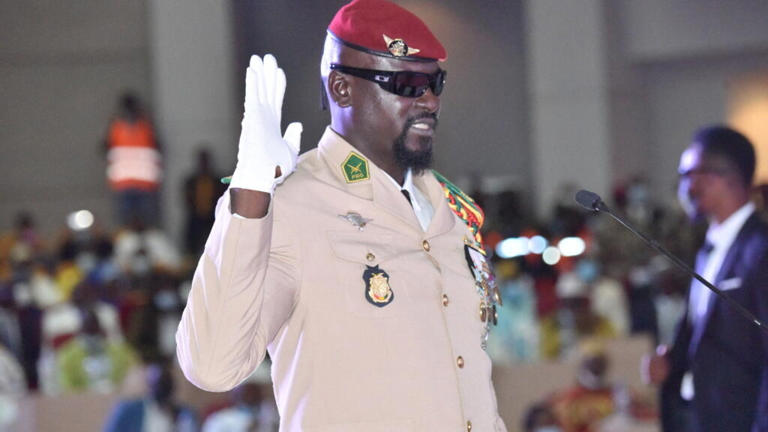 Le leader de la junte guinéenne, le colonel Mamady Doumbouya, lors de sa prestation de serment, le 1er octobre 2021 à Conakry.