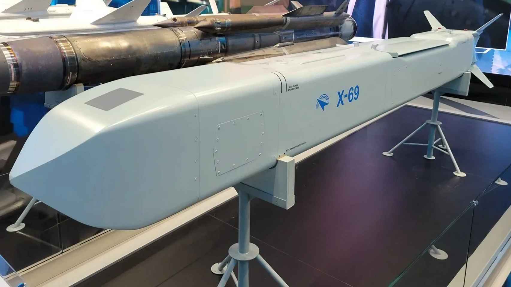 su-57, el caza ruso más letal ya está en ucrania: lanza misiles que derriban edificios y es invisible a los radares