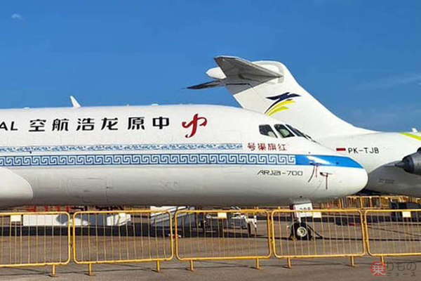 「16年前の中国製ジェット旅客機いかが！」海外航空ショーで猛アピール？ 2機ズラリ並べたワケ