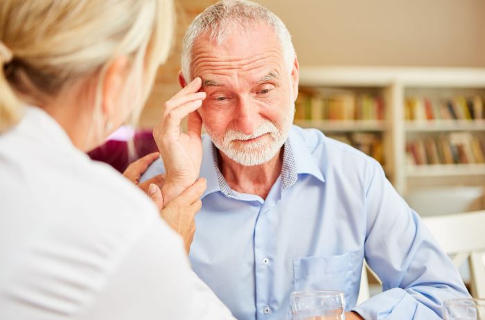 estos son los primeros síntomas del alzheimer: cómo reconocerlos
