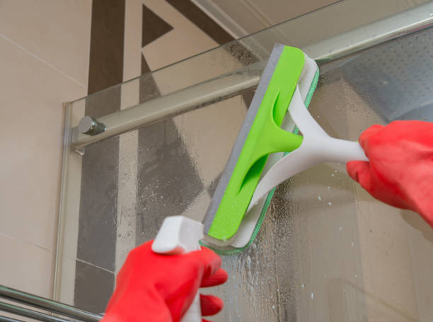 el truco perfecto para limpiar las mamparas de la bañera y eliminar las manchas de humedad y moho