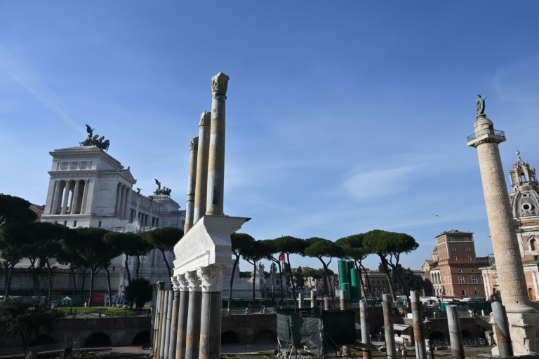 l'imposante colonnade de la basilique de trajan renaît à rome