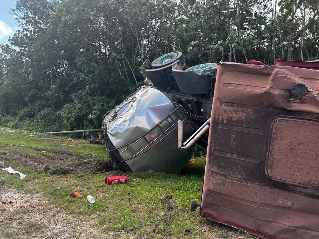 lorry driver killed after trailer crashes into road shoulder in kluang