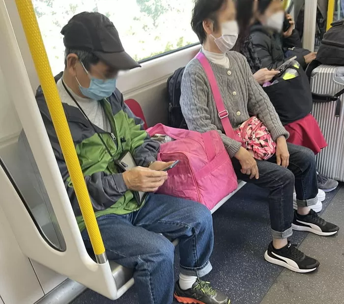 지하철 좌석에 올려둔 가방 치워달라고 했다가 할아버지에게 쌍욕 들은 여성
