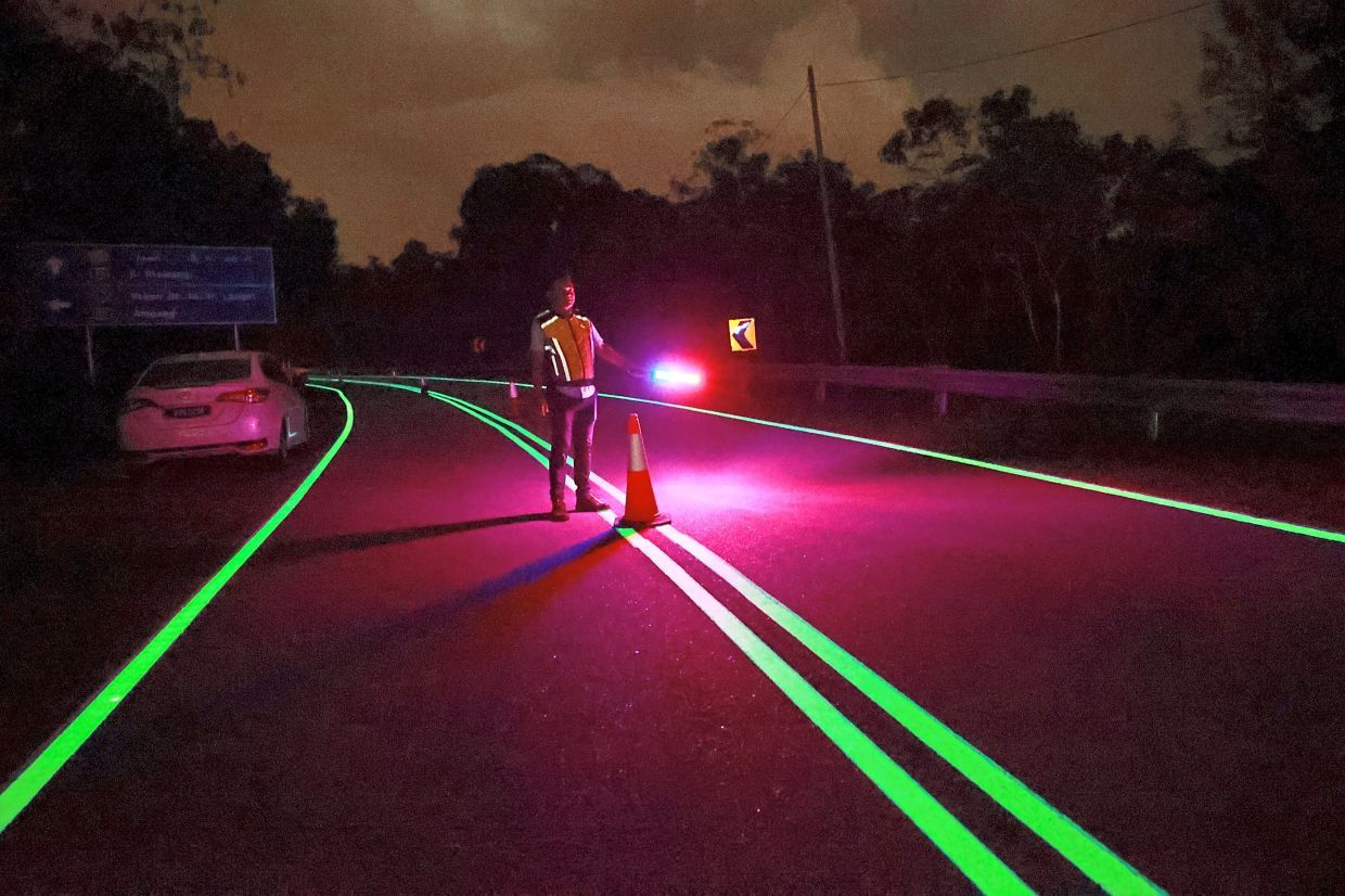 s'gor govt to expand glow-in-the-dark road markings to 15 other locations