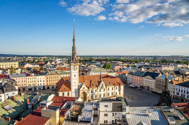 Barokní sloup Nejsvětější Trojice – trnitá cesta k UNESCO, v cestě mu ...