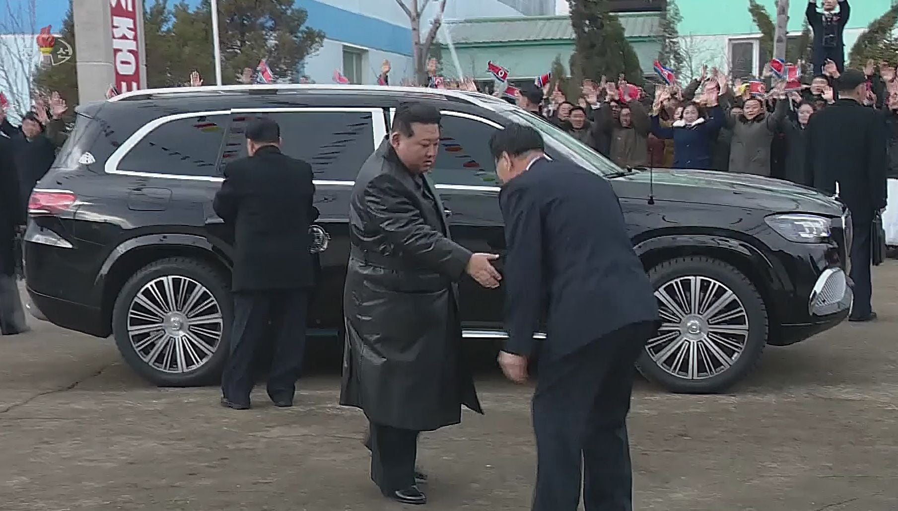 Kim Jong Un Receives Most Excellent Car Gift From Putin   BB1iyrBm.img