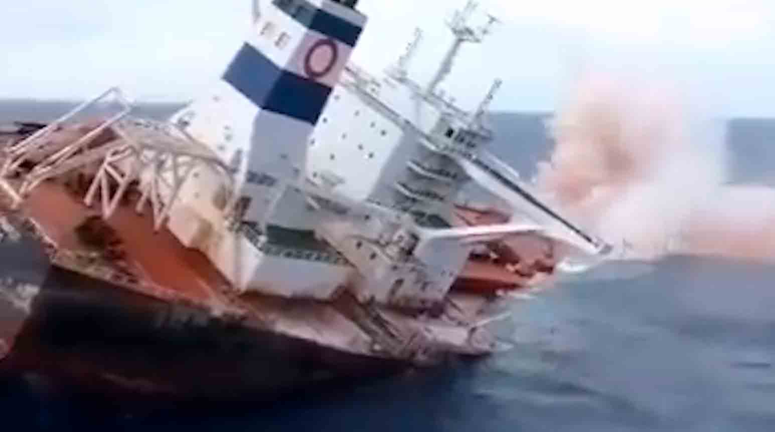 aanval van houthi in de rode zee zinkt brits schip en treft amerikaanse drone