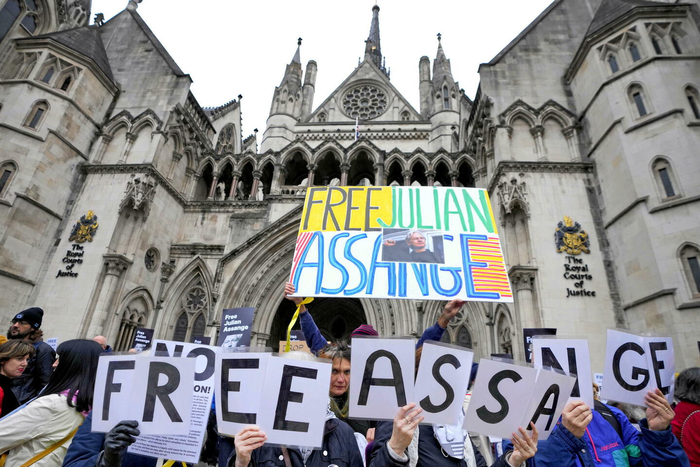 julian assange absent de l’audience sur un recours contre son extradition vers les états-unis